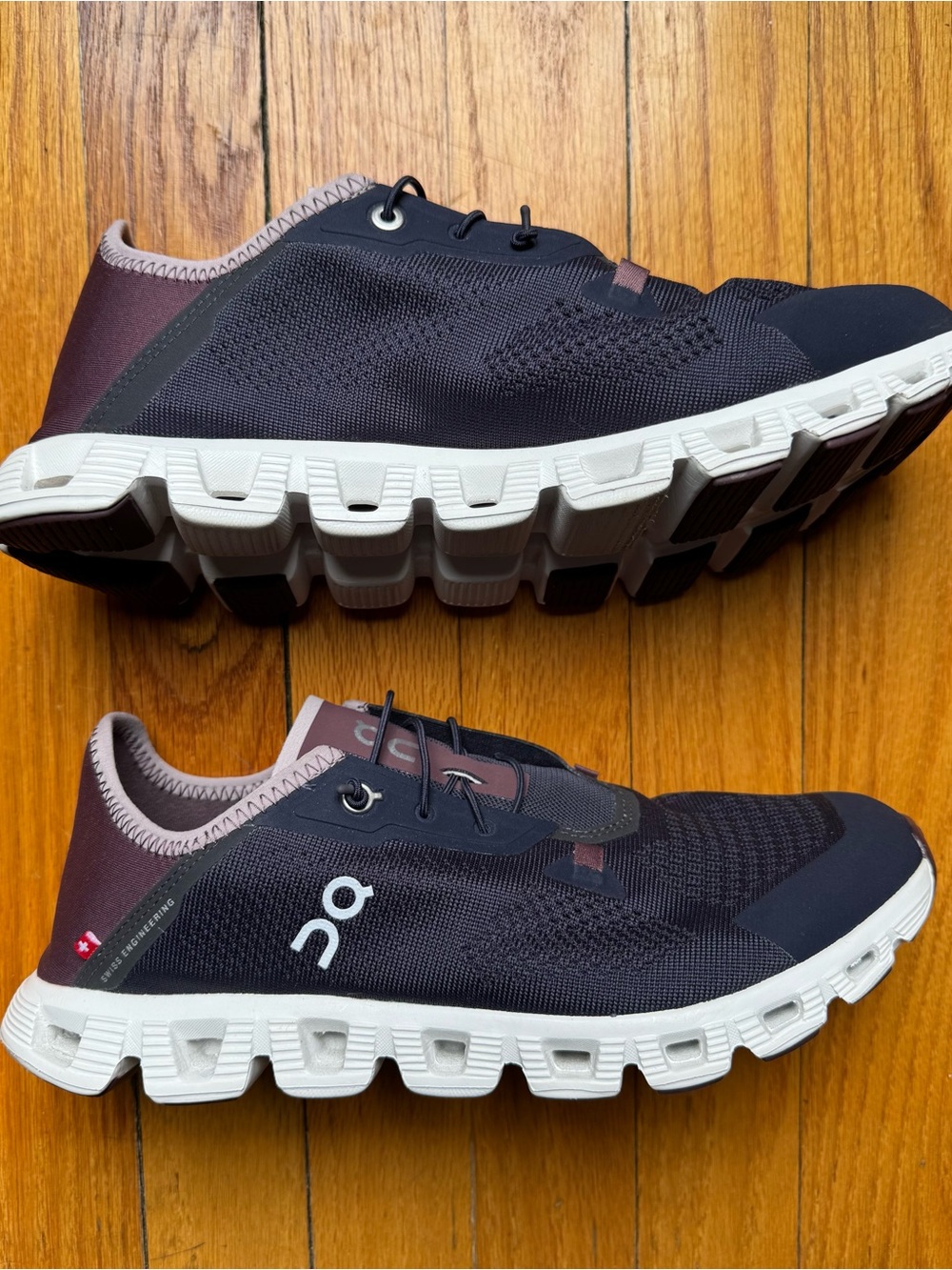 On Running Cloud 5 Coast Men’s Sneakers in Navy with Plum Accents - Size 8
